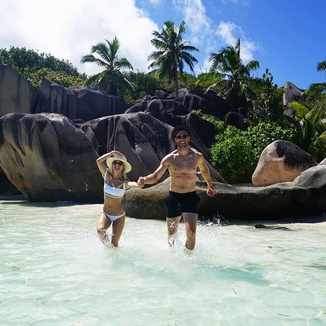 Julianne Hough e Brooks Laich | Julianne e Brooks casaram numa cerimónia ao ar livre em Idaho, em julho de 2017. A lua-de-mel foi na ilha de Frégate, nas Seychelles. O casal voou depois para o Quénia, onde continuou a viagem.