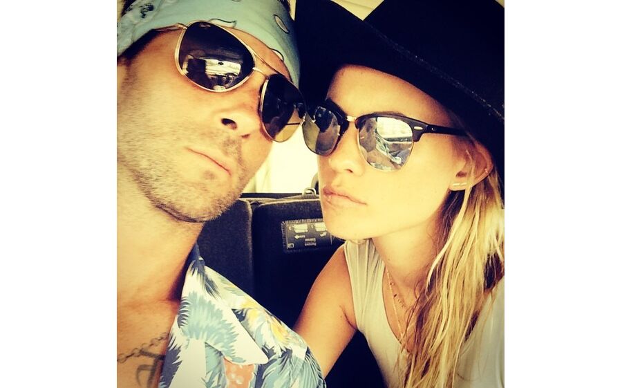 Behati Prinsloo e Adam Levine | Prinsloo e Levine casaram no México, em julho de 2014. A lua-de-mel foi na África do Sul, país onde a noiva nasceu. 
