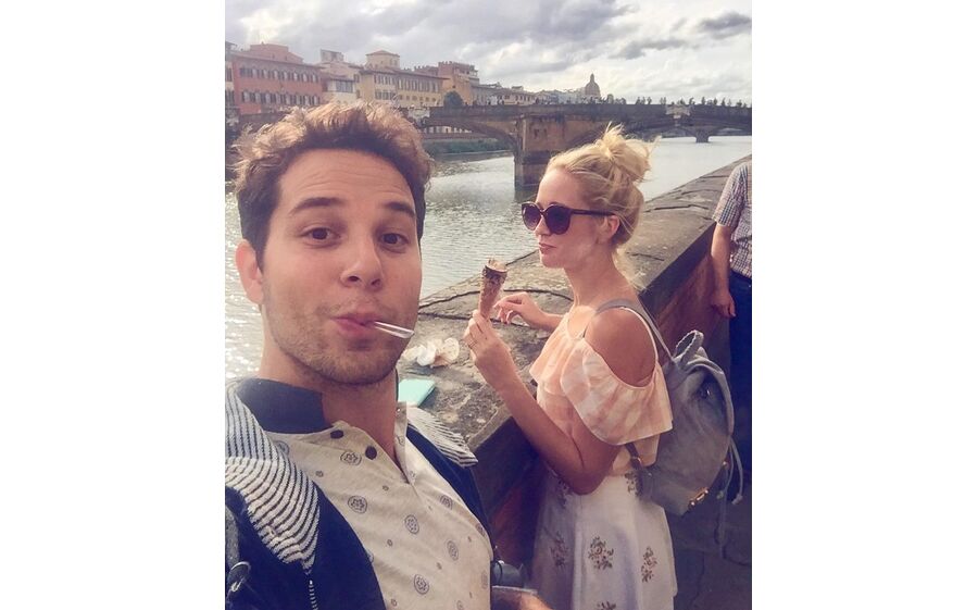Anna Camp e Skylar Astin | Os dois atores da saga Pitch Perfect casaram numa cerimónia ao ar livre, na Califórnia, em setembro de 2016. A lua-de-mel aconteceu em Itália. 