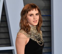 Emma Watson Usa Tatuagem (Falsa) com Erro Ortográfico na After Party dos Óscares
