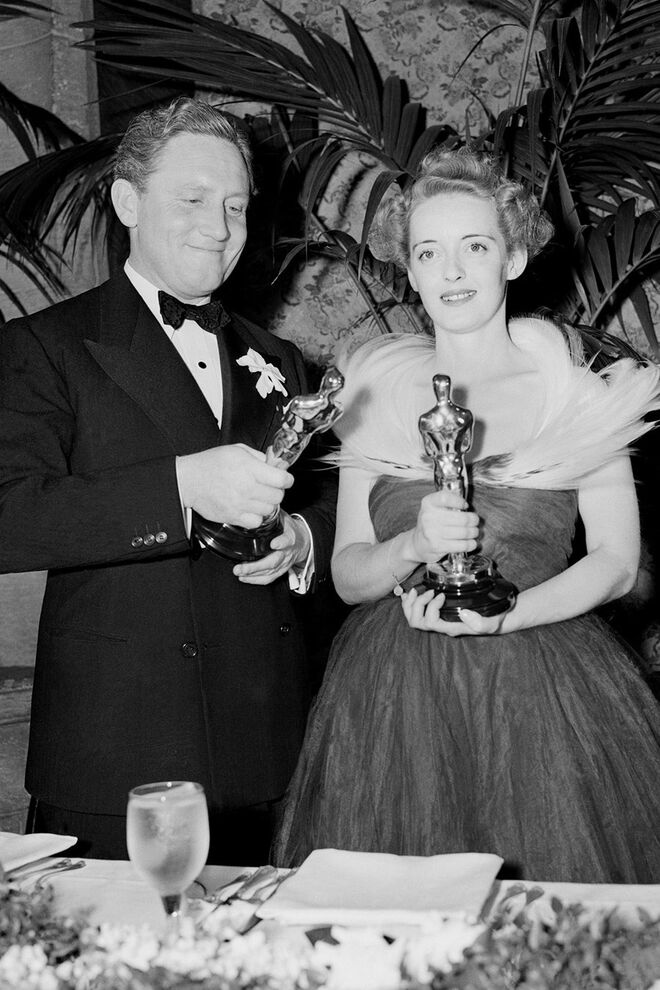 Bette Davis | A atriz venceu dois Óscares de Melhor Atriz no espaço de três anos: em 1936, venceu pelo filme Mulher Perigosa e, em 1939, venceu pelo filme Jezebel, a Insubmissa.  