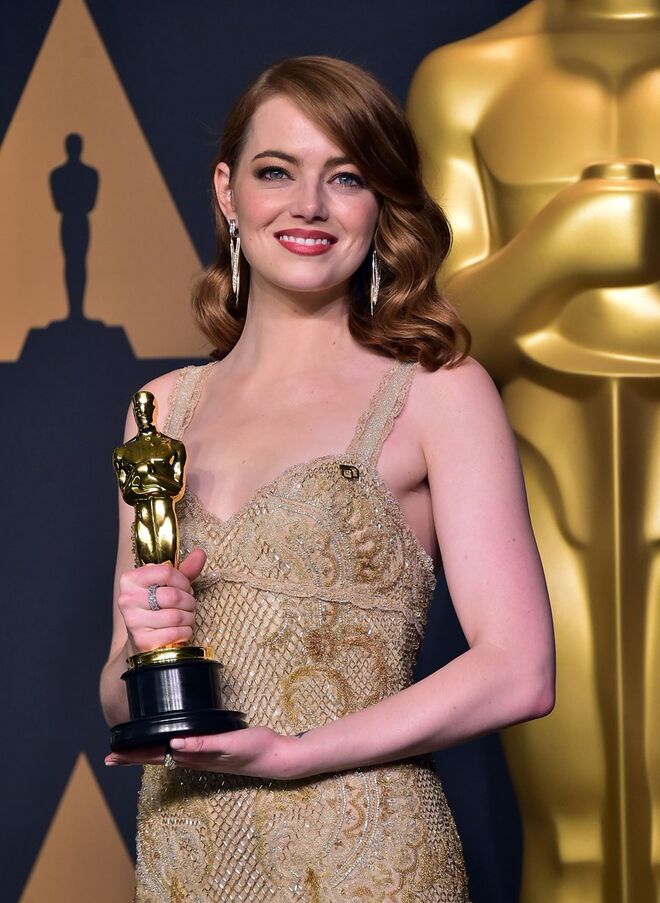 Emma Stone | A comédia musical La La Land, realizada por Damien Chazelle, foi um dos filmes mais falados em 2016 e 2017. Na 89.ª edição dos Óscares, a atriz Emma Stone foi, aos 28 anos, galardoada com o Óscar de Melhor Atriz, pelo papel de Mia Dolan. 