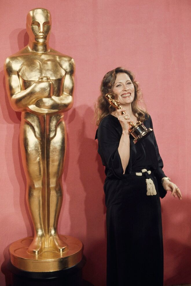 Faye Dunaway | A atriz foi galardoada com o Óscar de Melhor Atriz, em 1977, por interpretar Diana Christensen, no filme Network – Escândalo na TV. 