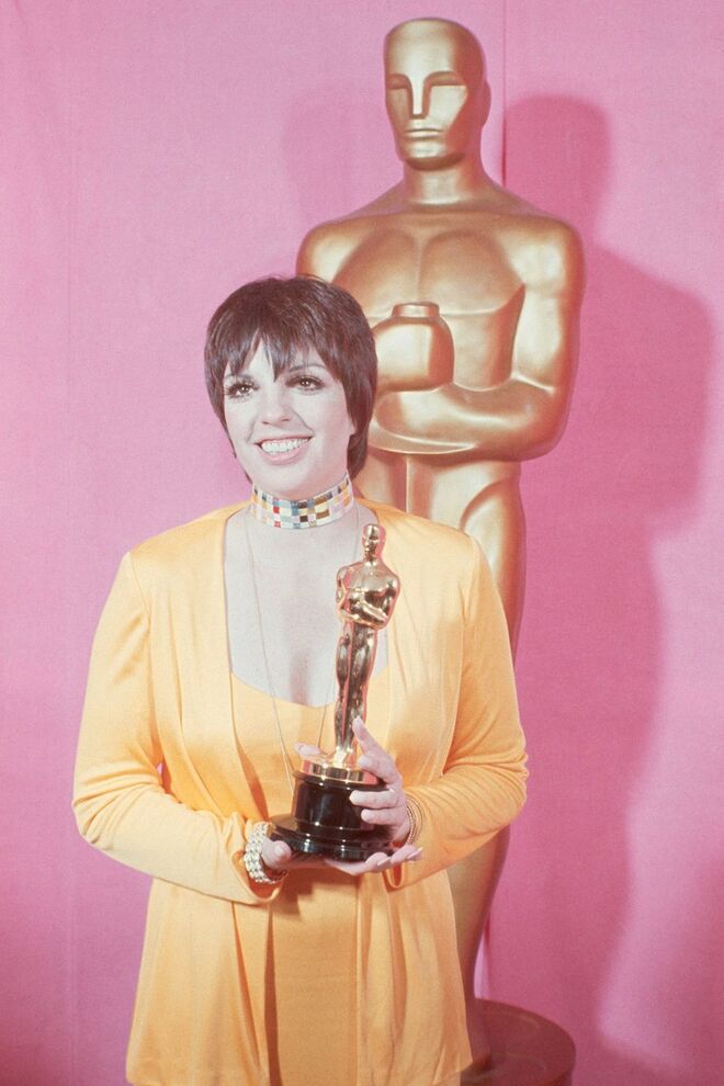 Liza Minelli | A atriz, cantora e comediante norte-americana ganhou notoriedade pelo papel de Sally Bowles, no filme Cabaret – Adeus Berlim, pelo qual venceu o Óscar de Melhor Atriz, em 1973. O filme foi um êxito de bilheteira e venceu oito Óscares naquele ano. 