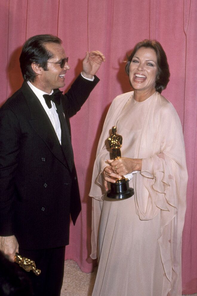 Louise Fletcher | A atriz venceu o Óscar de Melhor Atriz, em 1976, pela sua interpretação no filme Voando sobre um ninho de cucos. Este filme venceu os cinco principais Óscares da Academia: Melhor Atriz, Melhor Ator, Melhor Realizador, Melhor Filme e Melhor Argumento Adaptado. 