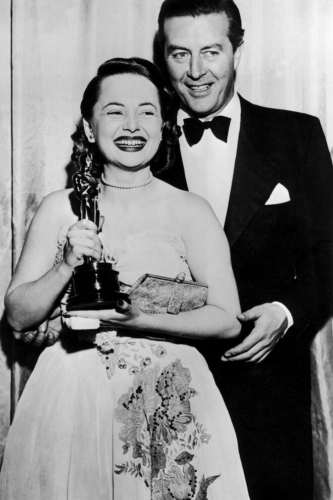 Olivia de Havilland | Foi nomeada pela primeira vez, em 1939, pelo filme E tudo o Vento Levou. Em 1942, foi nomeada pela segunda vez, pelo filme A Minha História. Mas como à terceira é de vez, em 1947, Olivia venceu o Óscar de Melhor Atriz pelo filme Lágrimas de Mãe.  