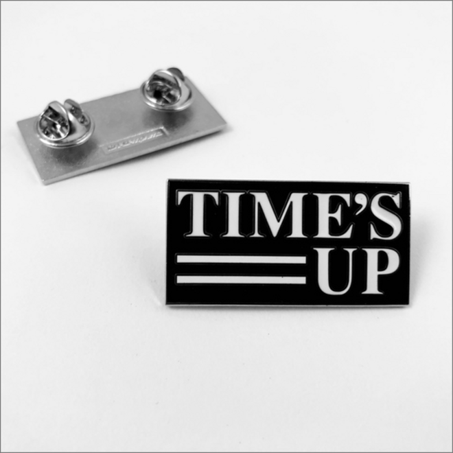 Time’s Up logo pin, US$ 12 (aproximadamente €9,70), em www.store.timesupnow.com