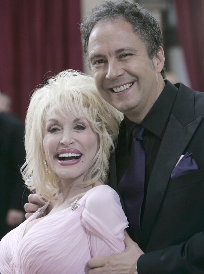 Dolly Parton e Carl Dean | Dolly e Carl estão casados desde 30 de maio de 1966 (51 anos), depois de dois anos de namoro. A canção de Dolly From Here to the Moon and Back foi escrita em homenagem ao marido.