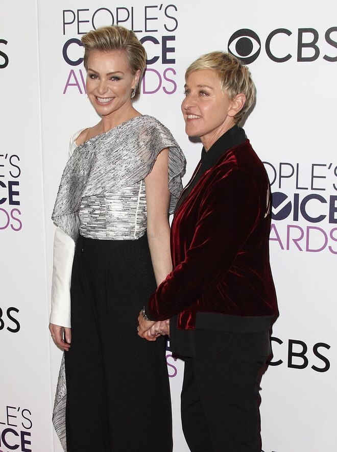 Ellen DeGeneres e Portia De Rossi | A conhecida apresentadora do The Ellen Show revelou que é homossexual, em 1997. Em 2004, anunciou a sua relação com Portia De Rossi, e estão casadas desde 2008, ano em que o Tribunal Supremo da Califórnia validou o casamento homossexual.