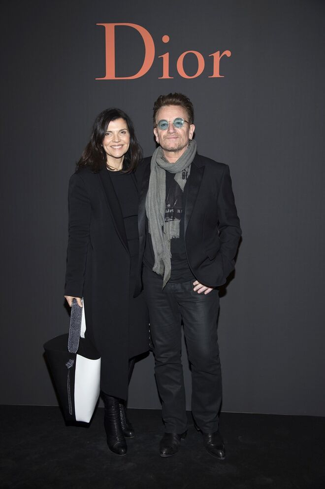 Bono e Alison Hewson | O vocalista dos U2 casou com a ativista irlandesa em 1982. Em 2005, quando questionada sobre o casamento, Alison disse que “funciona porque gostamos um do outro, porque falamos um com o outro e somos apaixonados pelo que fazemos. Permitimos que o outro persiga os seus objetivos”. São pais de Jordan, Eve, Elijah e John. 