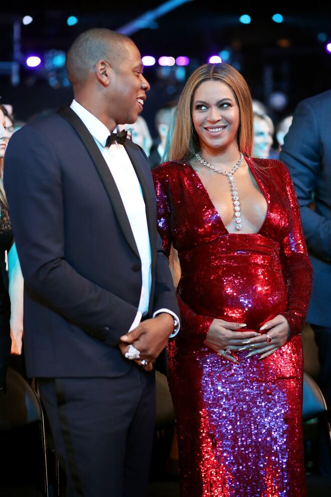 Beyoncé e Jay-Z | O casal real da música começou a namorar em 2002, depois de terem colaborado em várias canções. Casaram a 4 de abril de 2008 e são pais de Blue Ivy e dos gémeos Rumi e Sir Carter. 