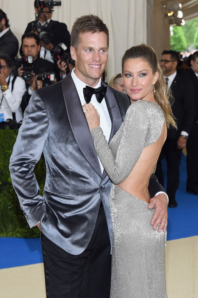Gisele Bündchen e Tom Brady | A supermodelo e o quarterback casaram a 26 de fevereiro de 2009, depois de três anos juntos. Por ocasião do 9.º aniversário de casamento, Gisele partilhou uma foto do dia da cerimónia no Instagram, acompanhada da descrição: “Que aventura têm sido estes últimos 9 anos. Amo aprender e crescer contigo. Feliz aniversário amor da minha vida! Te amo muito!❤  .” São pais de Vivian Lake e Benjamin.