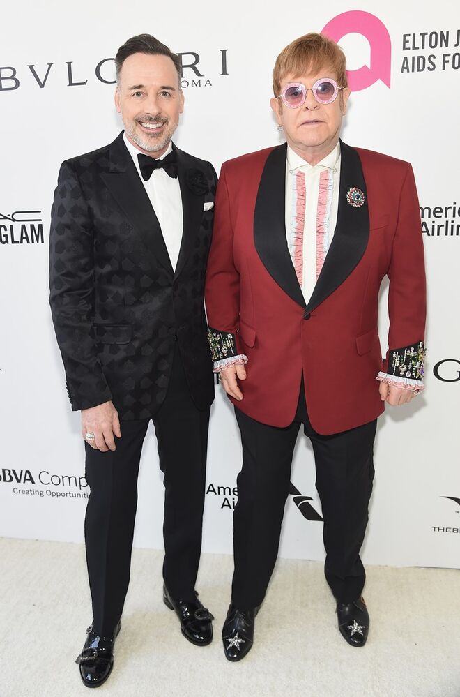 Elton John e David Furnish | Assumiram a relação em 1993 e juntaram-se numa união civil em 2005, em Inglaterra. Quando o casamento homossexual foi legalizado em 2014, converteram a união em casamento com uma cerimónia em Windsor. São pais de Elijah e Zachary. 
