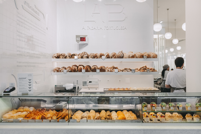 Almoçar na Padaria Portuguesa LAB: o espaço é inspirado nas antigas fábricas artesanais. Há cinco variedades de pão artesanal (artesanal (100% trigo; mistura (trigo e centeio); espelta e sementes; e 100% centeio e broa de milho). 