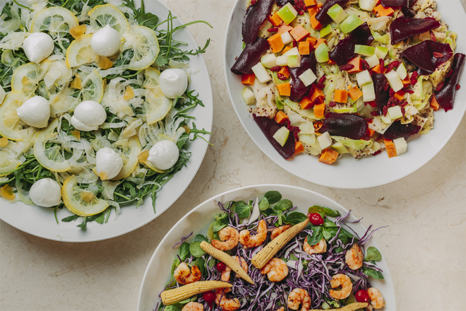 Almoçar na Padaria Portuguesa LAB: há 11 novos tipos de saladas disponíveis no espaço. Pode pedir a combinação de três.