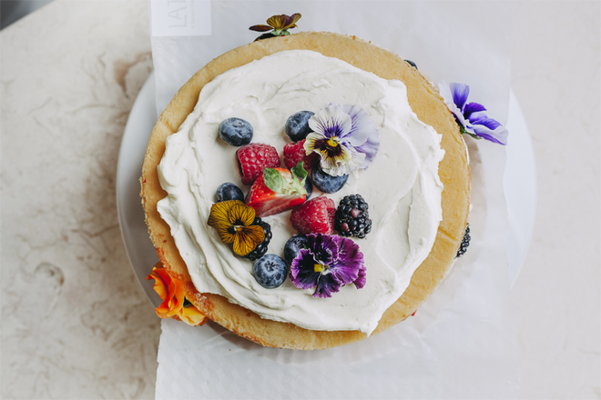 Almoçar na Padaria Portuguesa LAB: o bolo de fruta com flores comestíveis.