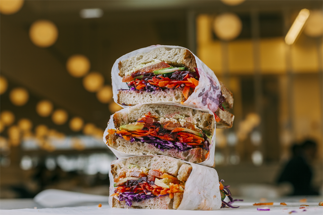 Almoçar na Padaria Portuguesa LAB: a sandes vegetariana com pesto, couve roxa e cenoura.