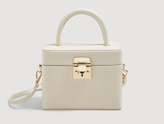 Carteira estilo cofre, €35,99, Mango