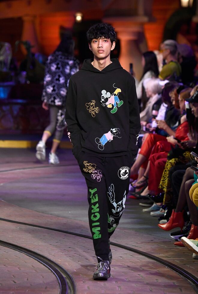 Algumas imagens do desfile Opening Ceremony x Disney 