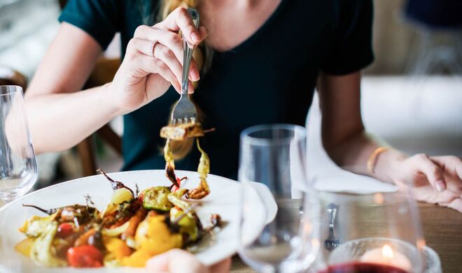 Coma devagar | “É fundamental mastigar bem os alimentos, comer devagar e com calma, sentado e sem pressa, pois o nosso cérebro leva aproximadamente 20 minutos para receber a informação de que o estômago já ingeriu alimentos suficientes”, recomenda. Acrescenta que “se comer depressa, além de comer mais, irá ter a sensação de que nunca mais fica saciado”. 