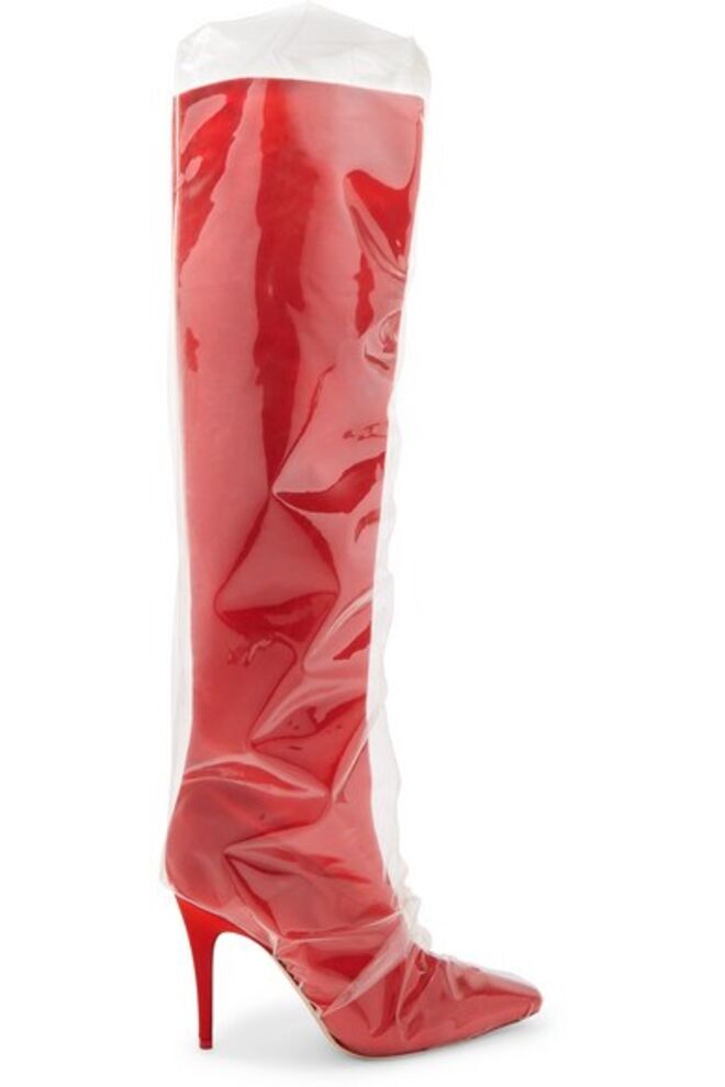 Elisabeth 100 PVC-wrapped satin knee boots, €1.350, Off-White com Jimmy Choo, em www.net-a-porter.com