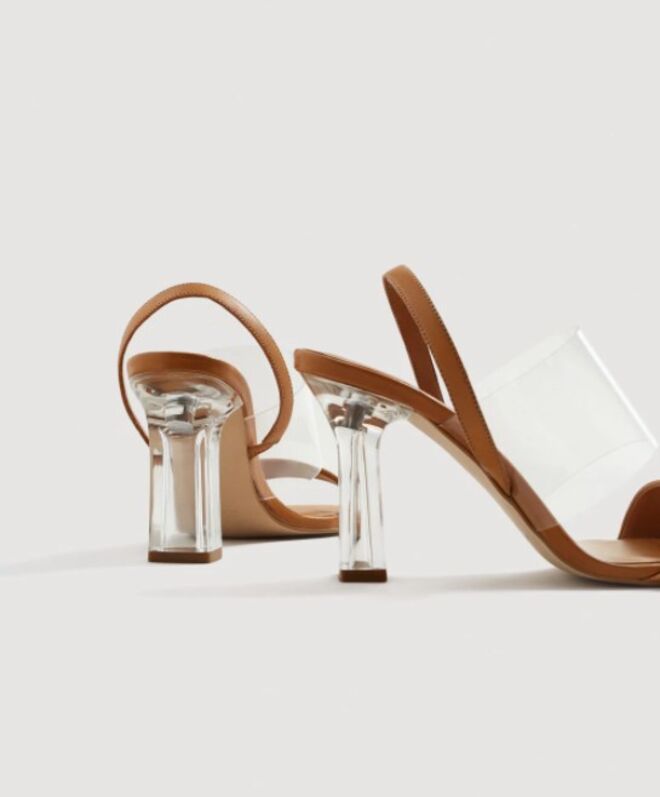 Sandálias em pele com salto, €59,99, Mango