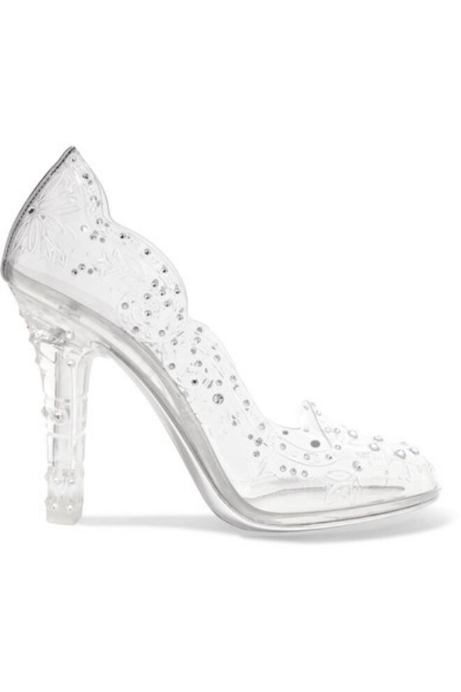 Cinderella crystal-embellished PVC pumps, €995, Dolce & Gabbana, em www.net-a-porter.com