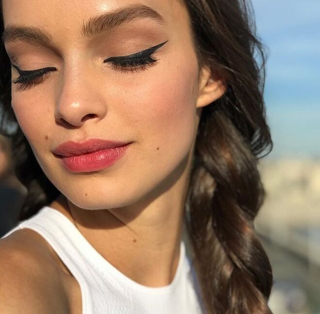 Charlotte Willer: @ charlottewillermakeup posta imagens de eyeliners perfeitos e diversos editoriais de revistas.