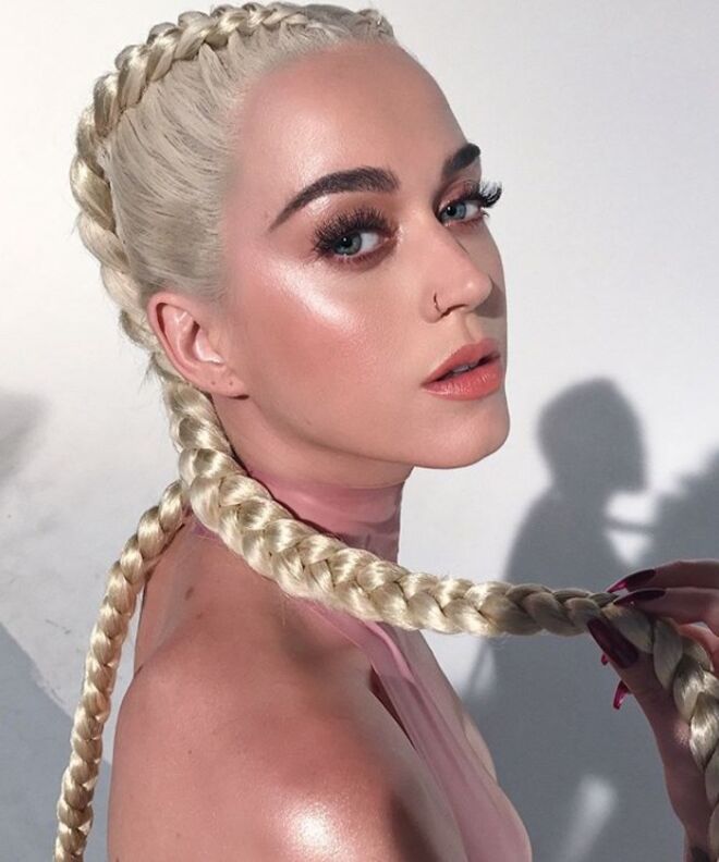 Hung Vanngo: @hungvanngo posta constantemente fotos das maquilhagens que faz a Katy Perry, Karlie Kloss, Selena Gomez e Jennifer Lawrence. 