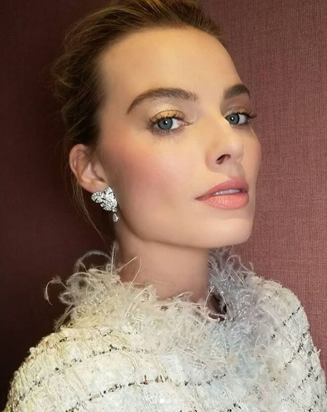 Pati Dubroff: @patidubroff foi a responsável pelos principais looks de Margot Robbie nas passadeiras vermelhas. Também a vemos partilhar fotografias das maquilhagens que faz em Miley Cyrus, Cameron Diaz, Taylor Swift, Angelina Jolie, Dakota Johnson e Zoë Kravitz.
