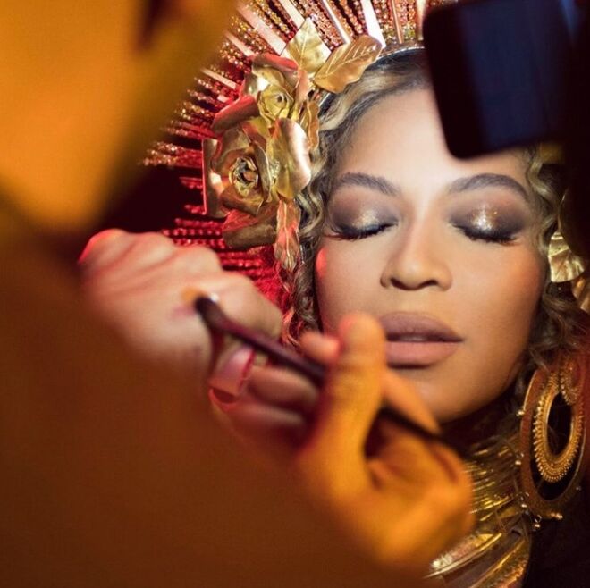 Sir John: @sirjohnofficial é o maquilhador de confiança de Beyoncé, é preciso dizer mais? Tudo bem, também se tornou embaixador da marca L’Oréal Paris.