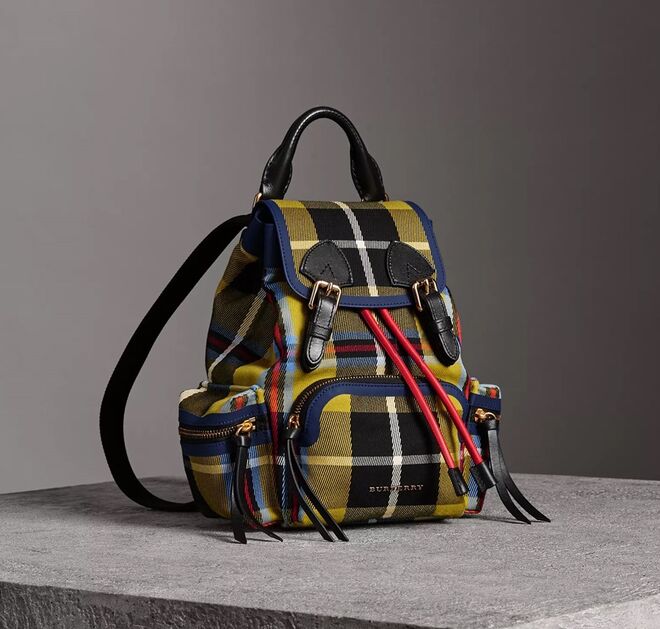 Mochila Rucksack pequena de algodão xadrez e couro, €1.250, Burberry