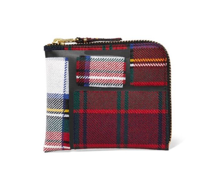 Taped plaid wool wallet, €100, Comme Des Garçons, em www.net-a-porter.com