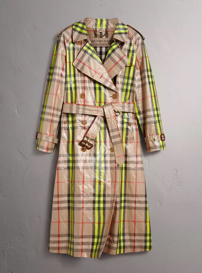 Trench coat xadrez com efeito plastificado – Exclusividade online, €2.095, Burberry, em www.pt.burberry.com