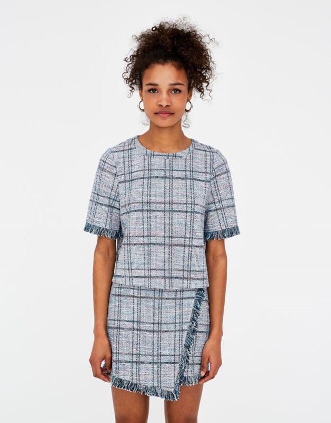 T-shirt e saia tailored fit com franjas, €15,99 e €17,99, Pull&Bear