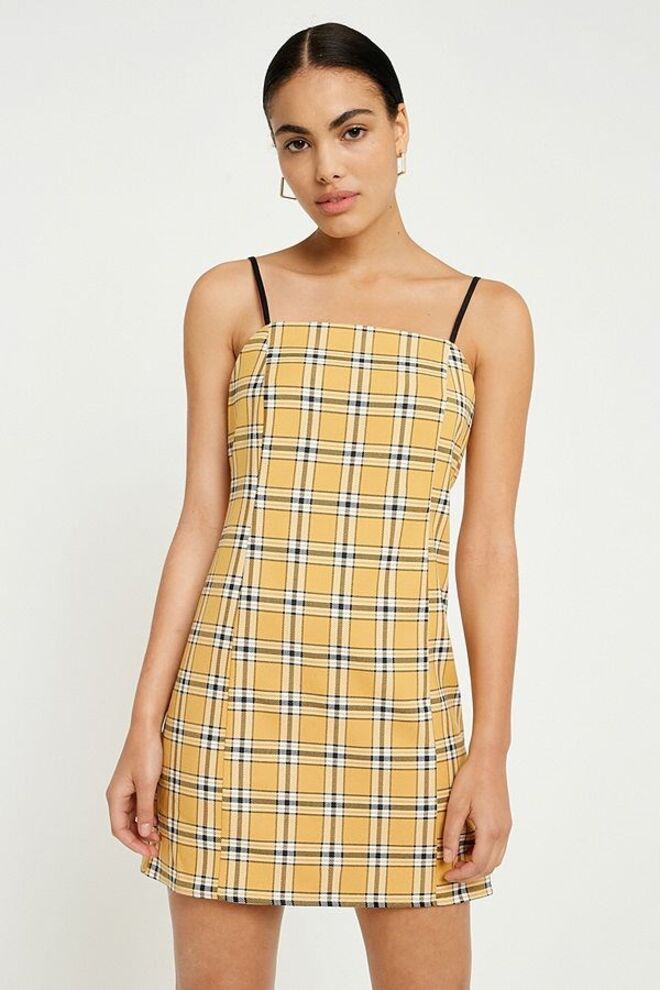UO Bright Yellow Checked Slip Dress, €55, Urban Outfitters, em www.urbanoutfitters.com