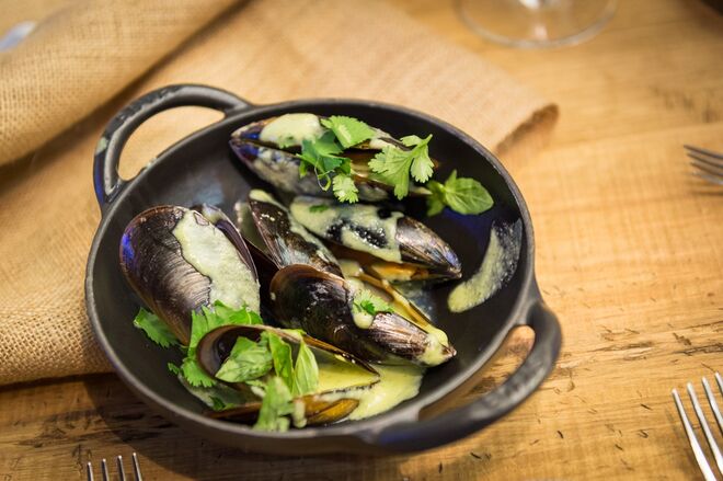 Os mexilhões com curri verde (€10,50) do Atlántico.