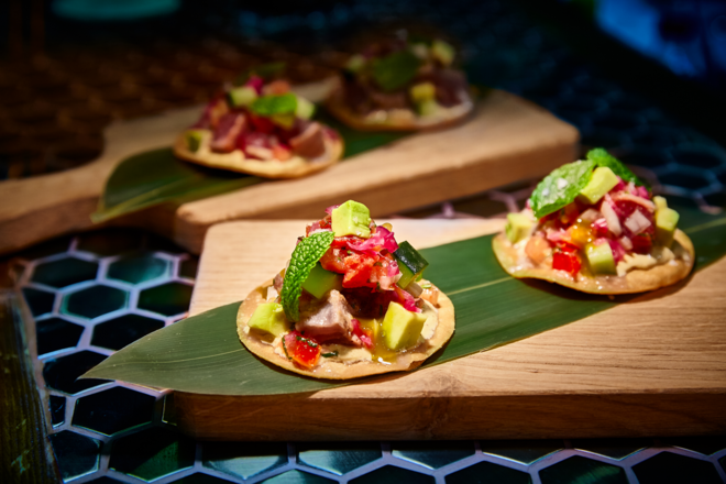 As tostadas “de bonito” que levam peixe, salsa, pepino e hortelã (€11) do Barra Cascabel.