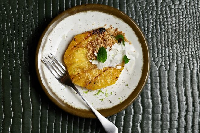 Abacaxi nas brasas com côco do Jacaré.