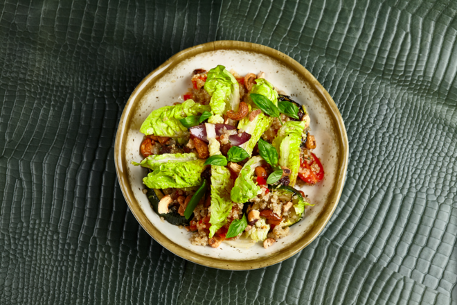 Quinoa com legumes grelhados d espaço Jacaré.
