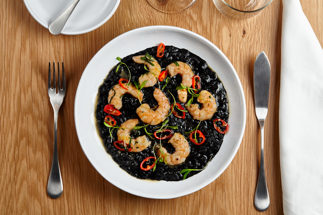 Camarão salteado com arroz negro da Tasca Chic.