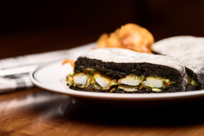 Prego de choco frito do espaço Balcão, do chef Henrique Sá Pessoa.