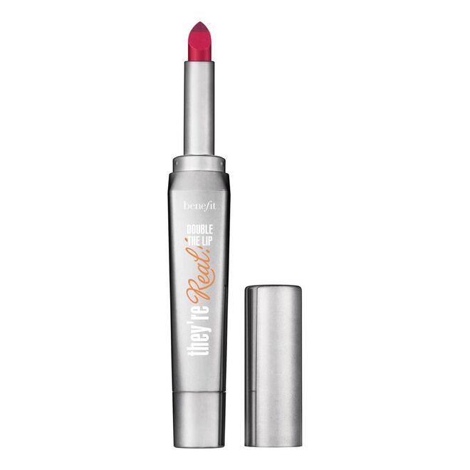 They're Real! Batom e contorno 2-em-1 no tom racy raspberry, €22,55, Benefit