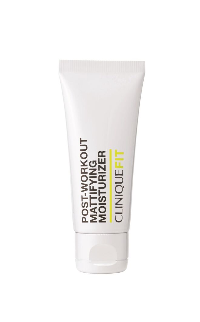 Hidratante de ação dupla que controla a oleosidade da superfície da pele enquanto hidrata até 8 horas. Esta fórmula em gel leve e isenta de óleo proporciona um acabamento mate, sem luminosidade, e uma pele suave ao toque e confortável. CliniqueFit Post-Workout Mattifying Moisturizer, 40 ml, €32,50, Clinique.
