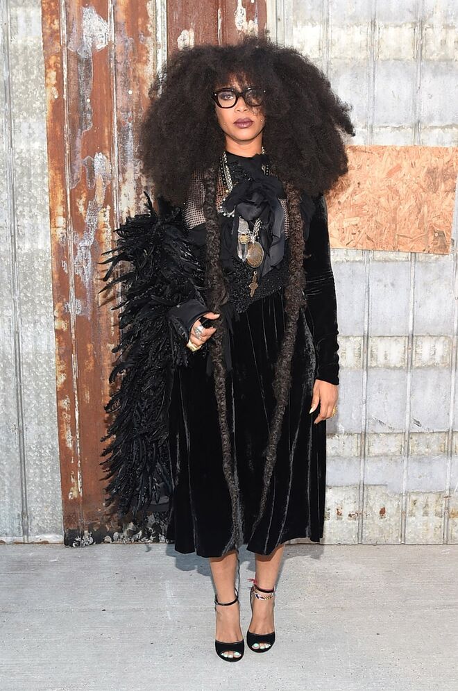 Erykah Badu | Em entrevista à Vogue US, afirmou: “Não trabalho com um stylist e nunca planeio o que vou vestir, é sempre uma coisa do momento.”  