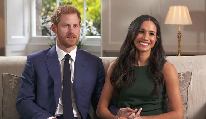 Na entrevista que deram à BBC no dia do anúncio do noivado, Harry e Meghan contaram que o pedido aconteceu numa noite casual, em casa, enquanto assavam um frango. 