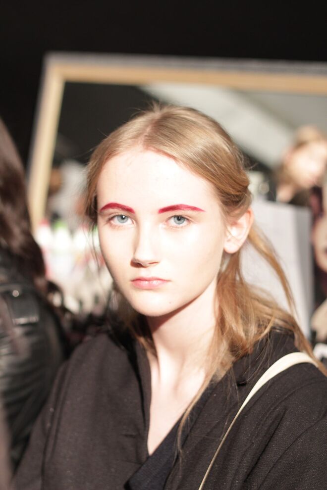 Sobrancelhas ousadas com colorido metalizado