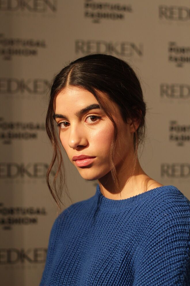 Madeixas soltas, coque despojado e no-makeup makeup