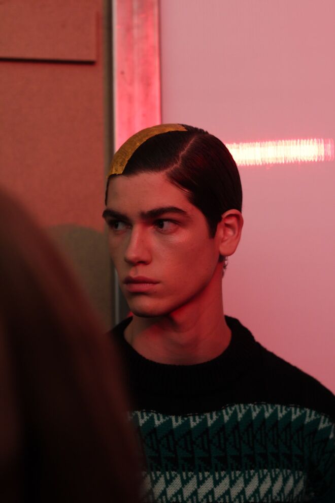 Sobrancelhas cheias e cabelo partido de lado