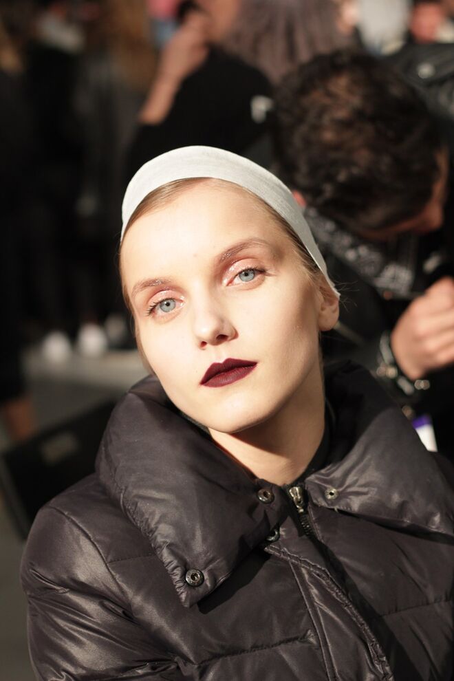 Glitter nos olhos com aspeto molhado e lábios em tom de vinho bem escuro